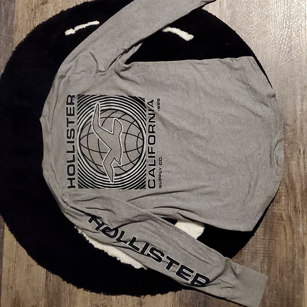 Hollister Men's Meduim graphic long sleeve gray